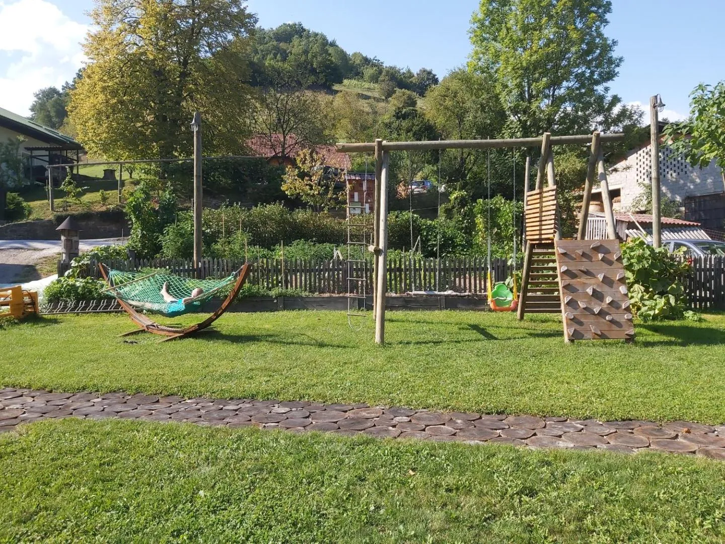 Vrtno posestvo z igriščem.